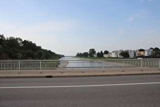 … und Blick flussabwärts, rechts Bregenz