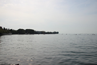 Ostufer des Bodensees in Bregenz, Blick auf Bregenz und den Obersee bis zur Kimmlinie, …