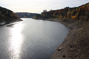 Okertalsperre, Blick von der Staumauer zur Weißwasserbrücke …