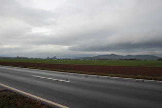 … und Blick auf Burgberg und Richtung Köterberg