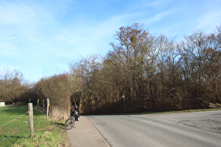 Scheitelpunkt der Großen Bergstraße über den Gehrdener Berg, Blick nach Osten, …