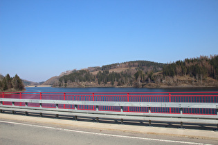 Okertalsperre, Blick vond er Weißwasserbrücke zur Staumauer