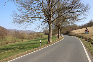 L580 zwischen Rühle und Passhöhe, Blick über die unterste Kurve zum Ebersnacken