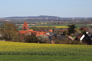 Zoom auf Hohenbostel, am Horizont der Benther Berg