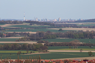 Zoom auf Hannover, v. l. n. r. Monte Müllo, Telemax, Telemoritz, Hochhaus Lister Tor, Heizkraftwerk Linden, Ihme-Zentrum, Marktkirche, Kuppelsaal