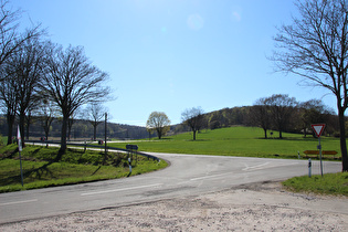 … und Blick über die untere Kehre in die Vorberge