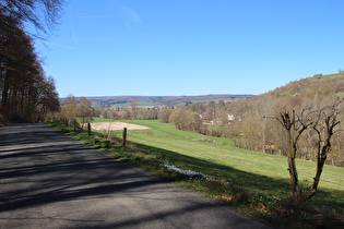 etwas weiter, Blick über Dassel zum Solling