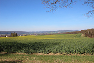 wenig weiter, Blick auf Holzminden und Bevern mit dem Burgberg dahinter …