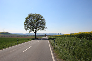 etwas weiter, Blick über Börry zum Scharfenberg, …