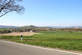 Blick über Lüntorf auf den Scharfenberg und ins Wesertal