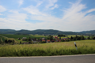 Blick über Holzen auf die Homburger Berge …