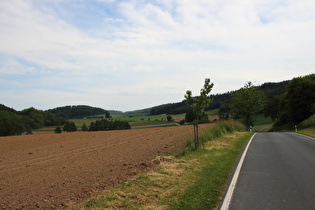 … und Blick talaufwärts zum Hainberg links der Straße