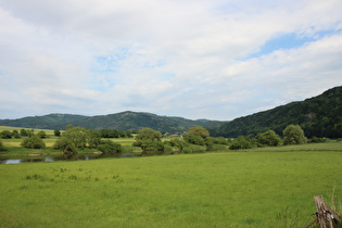 weiter südlich, Blick flussabwärts auf Rühle und den Vogler …