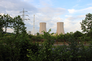 zwischen Grohnde und Kirchohsen, Blick auf das stillgelegte Kernkraftwerk Grohnde