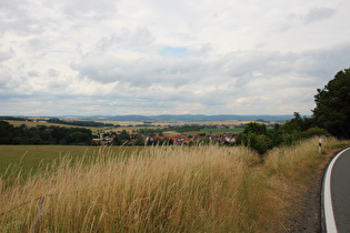 zwischen Gospenroda und Am Kreuz, Blick über Gospenroda und Horschlitt zum Richelsdorfer Gebirge …