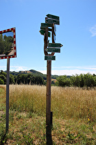 das Passhöhenschild an einem Wanderwegweiser