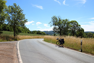 zweiter Sattelpunkt der Etappe: namenloser Pass, L1126 beim Kochenfeld; Blick nach Südosten …