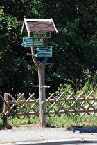 Schild am Wanderwegweiser