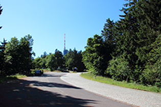 oberhalb der zweitobersten Kehre, Blick zum Gipfel …