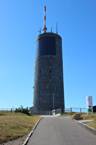 Sender Inselsberg, Sendegebäude, dahinter Sendeantenne