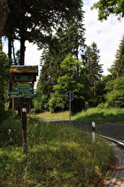 Passhöhenschild an einem Wanderwegweiser