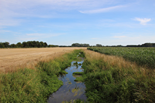 Blick von der Brücke flussaufwärts …