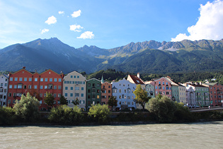 … Blick über den Fluss zur Inntalkette …