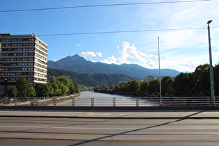 auf der Universitätsbrücke, Blick flussaufwärts zur Saile, …