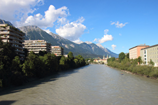 … und Blick flussabwärts zur Inntalkette