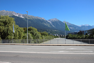 … und Blick flussabwärts zur Inntalkette