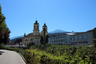 wenig weiter, Blick auf Wiltener Basilika und Patscherkofel