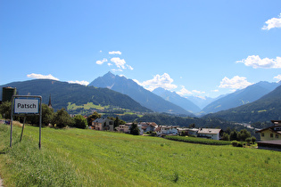 Blick über Patsch ins Stubaital