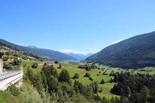 in Sankt Peter, Blick über Niederstraße ins Wipptal talaufwärts