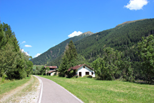 Blick über den aufgegebenen Bahnhof Schellenberg talaufwärts