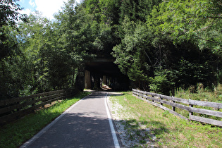 Abzweig des Brennerradweges von der ehemaligen Bahntrasse