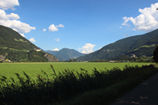 im Sterzinger Becken, Blick auf v. l. n. r. Schloss Sprechenstein, Notköpfl und Kampelespitz (etwa in Bildmitte) und Burg Reifenstein