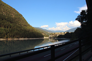 Blick über den Franzensfester Stausee zur Festung Franzensfeste