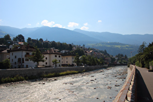 auf der Eisacktal-Radroute an der Eisack in Brixen