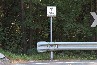 Zoom auf das Schild an der Kehre