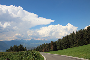 Blick über das Eisacktal in die Sarntaler Alpen …