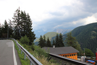 in Sankt Georg, Blick auf Peitlerkofel (im Regen) und Aferer Geisler