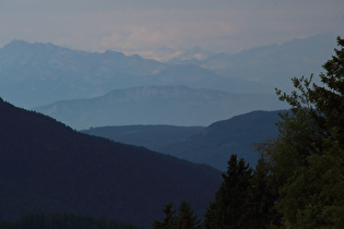 Zoom auf die vergletscherte Ortlergruppe am Horizont