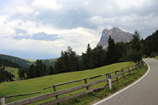 Blick vom Kofeljoch zum Würzjoch, auf den Peitlerkofel und zum Sattelpunkt der Straße