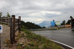 Blick von der Passhöhe nach Osten …