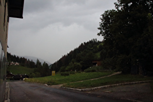 in Montal, Blick talabwärts auf aufziehenden Regen