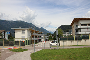 in Bruneck, Blick über das Tauferer Tal zum Alpenhauptkamm