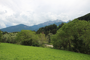 Blick über die Rienz auf die Pragser Dolomiten