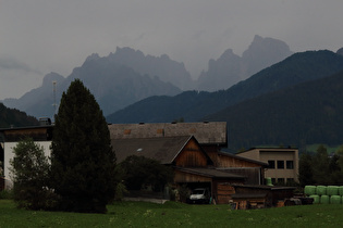 Zoom auf die Sextner Dolomiten im Regen