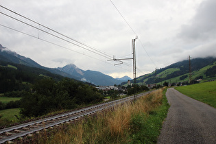 … Blick talaufwärts auf Innichen, …