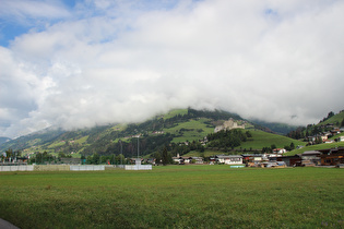 Blick über Panzendorf auf Heinfels mit Burg